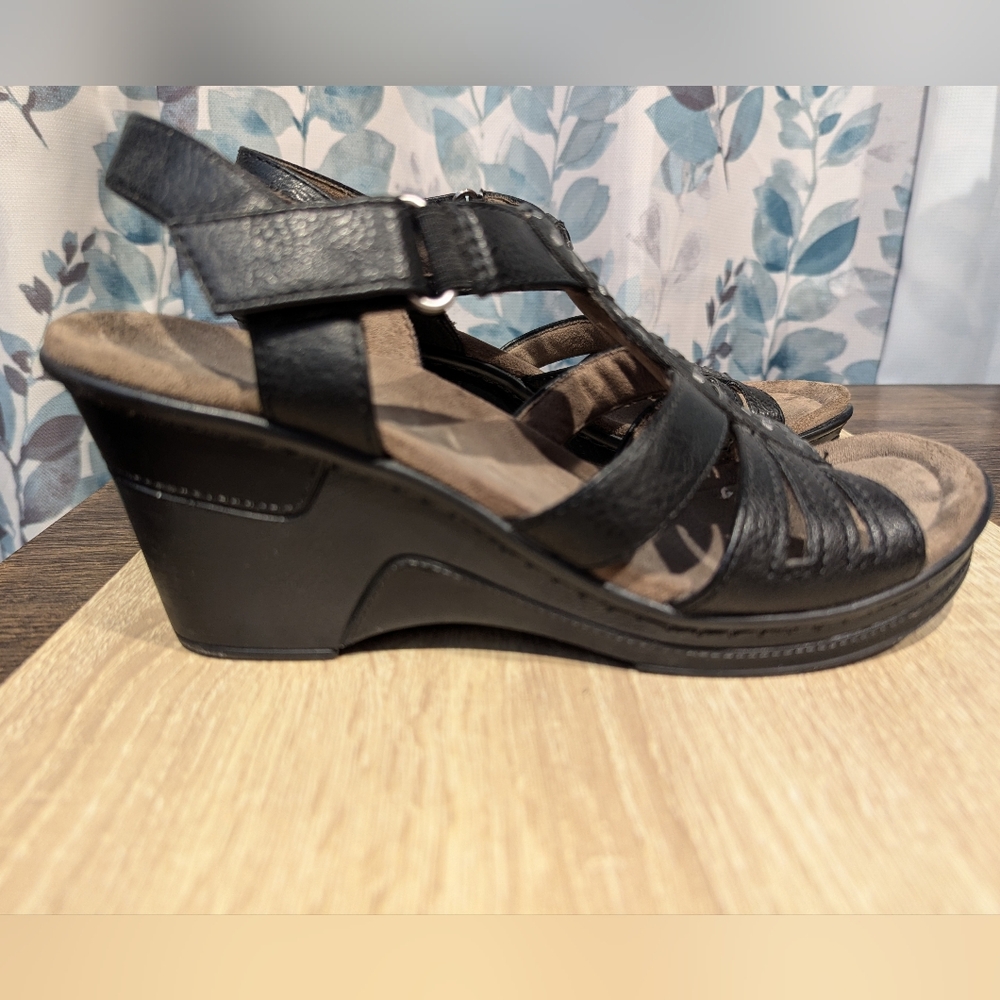 Natural Soul Black‎ Wedge Sandals